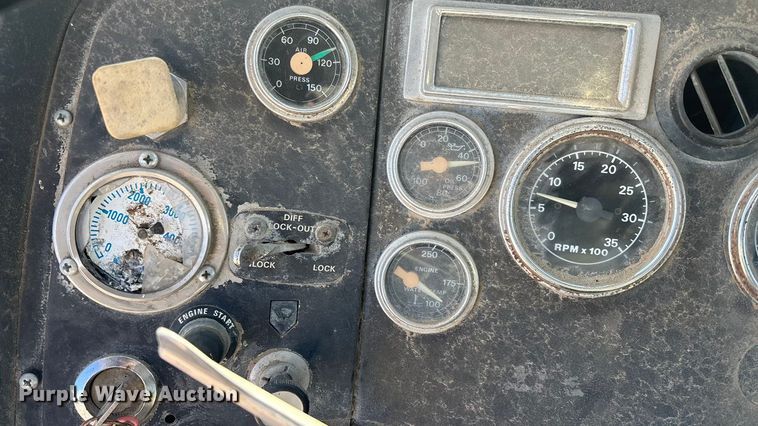 image for item FC1522 1993 Ford LT9000 ready mix truck