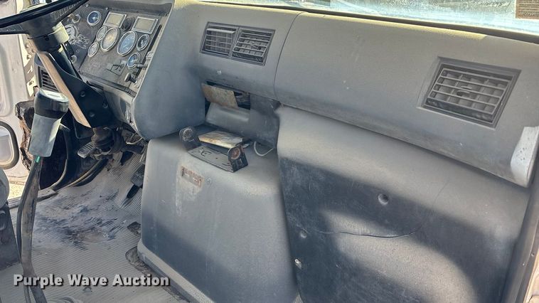 image for item FC1522 1993 Ford LT9000 ready mix truck