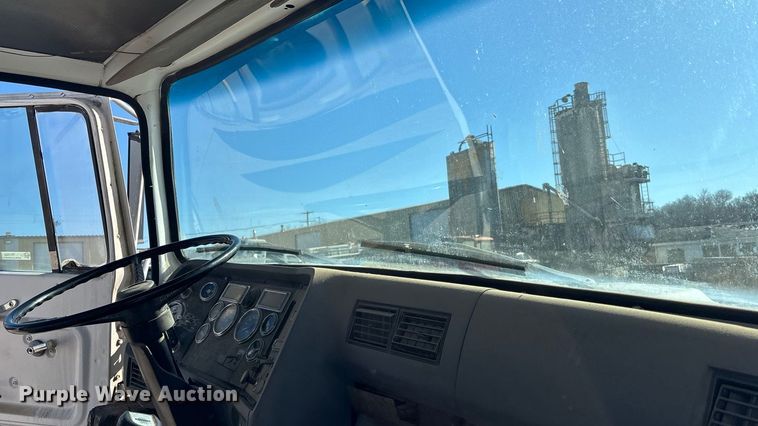 image for item FC1522 1993 Ford LT9000 ready mix truck