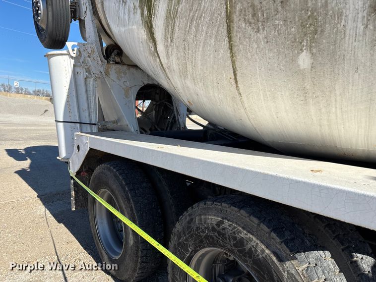 image for item FC1522 1993 Ford LT9000 ready mix truck