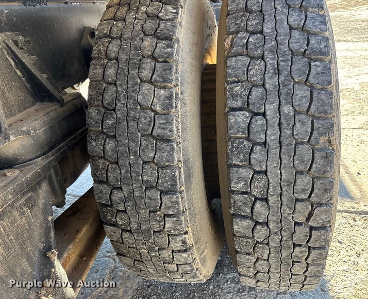 image for item FC1522 1993 Ford LT9000 ready mix truck