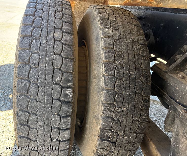 image for item FC1522 1993 Ford LT9000 ready mix truck