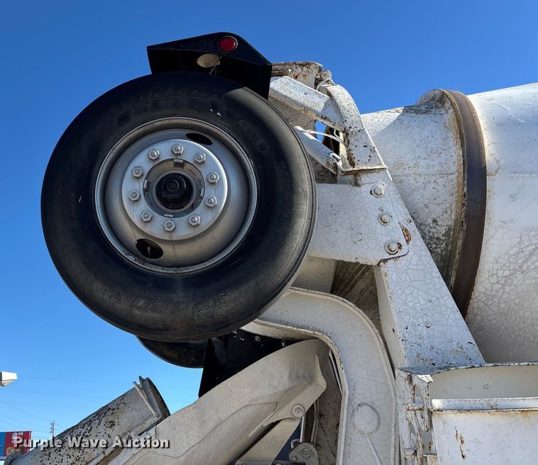 image for item FC1522 1993 Ford LT9000 ready mix truck