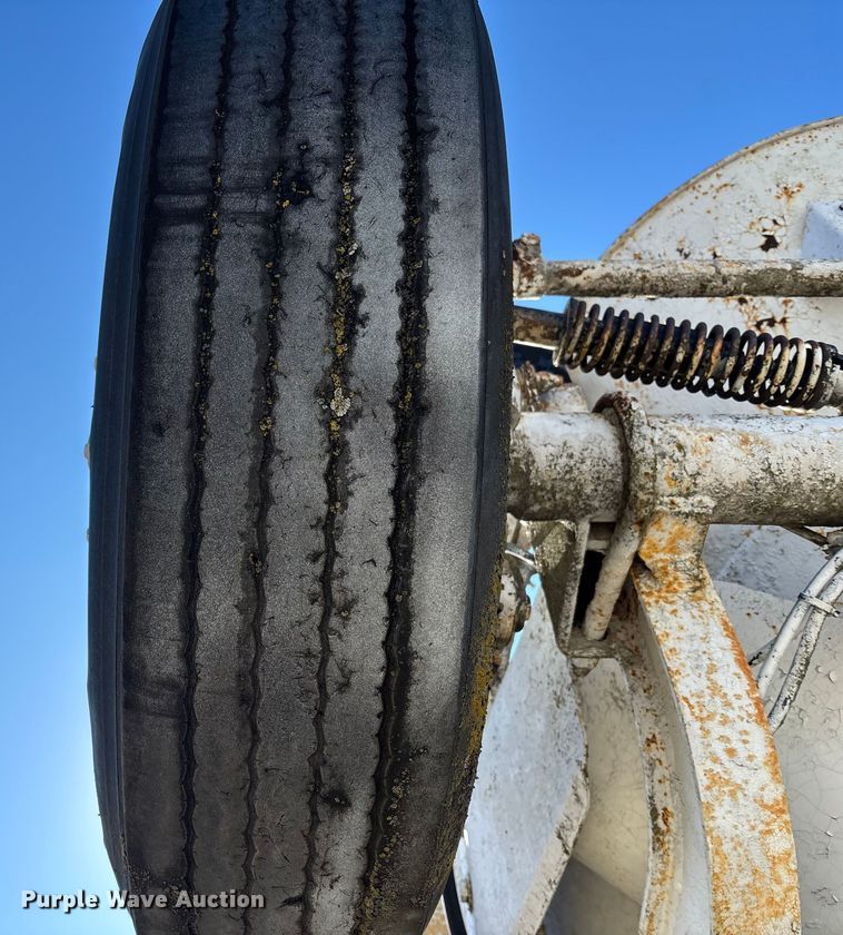 image for item FC1522 1993 Ford LT9000 ready mix truck