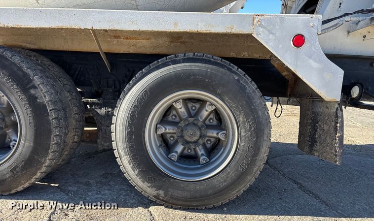 image for item FC1522 1993 Ford LT9000 ready mix truck