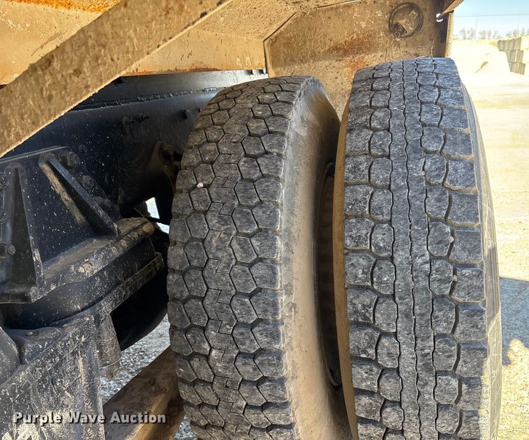 image for item FC1522 1993 Ford LT9000 ready mix truck