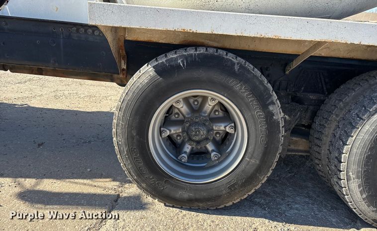 image for item FC1522 1993 Ford LT9000 ready mix truck