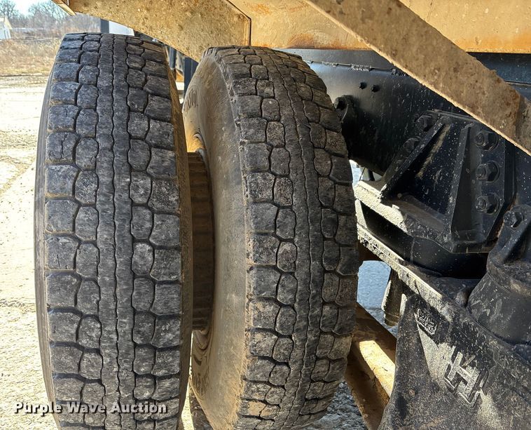 image for item FC1522 1993 Ford LT9000 ready mix truck