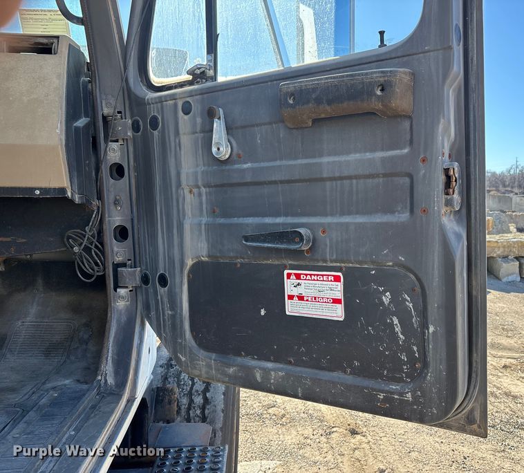 image for item FC1524 1994 International F-2574 ready mix truck