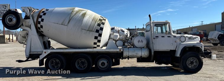 image for item FC1525 1988 Ford LT9000 ready mix truck