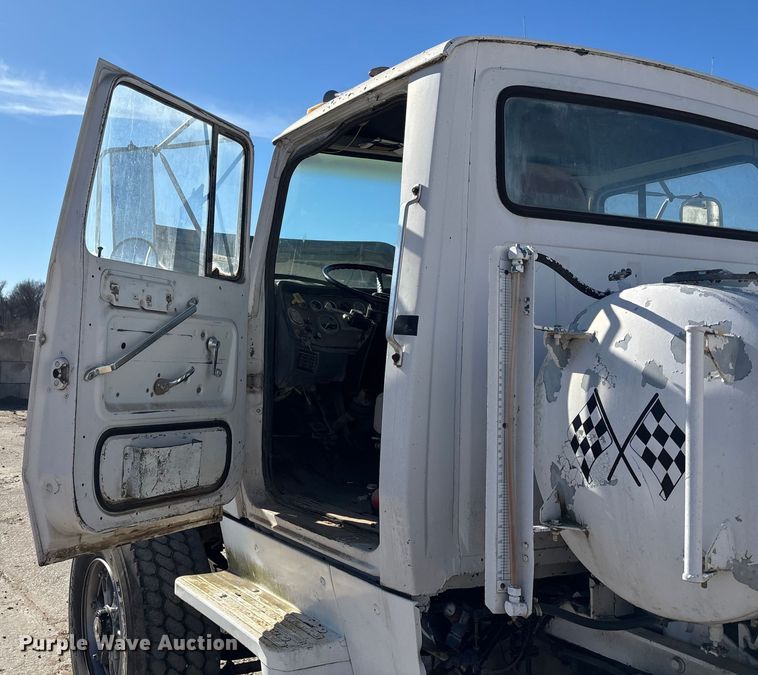 image for item FC1525 1988 Ford LT9000 ready mix truck