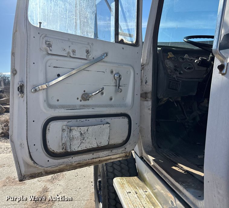 image for item FC1525 1988 Ford LT9000 ready mix truck