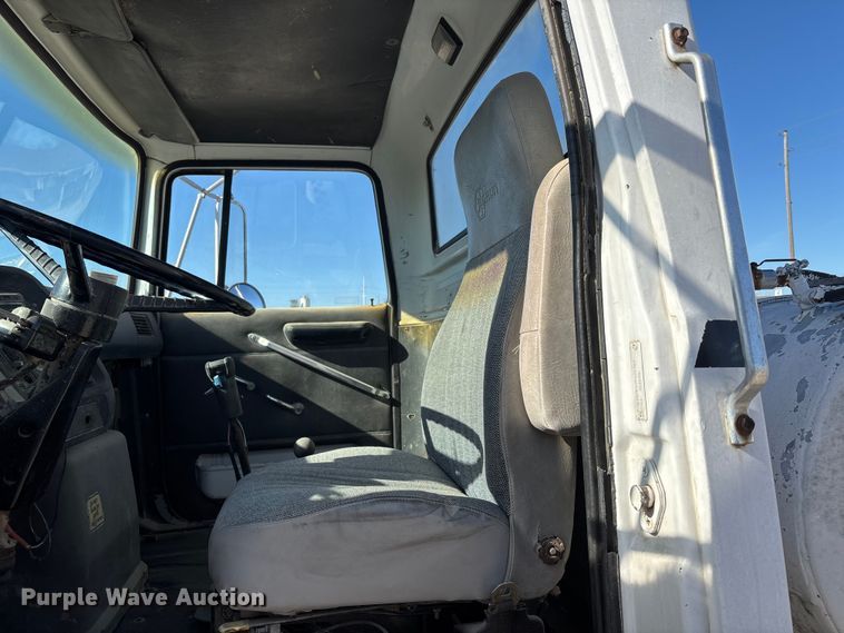 image for item FC1525 1988 Ford LT9000 ready mix truck