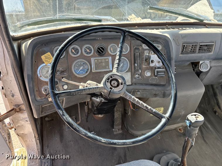 image for item FC1525 1988 Ford LT9000 ready mix truck