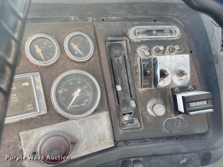 image for item FC1525 1988 Ford LT9000 ready mix truck