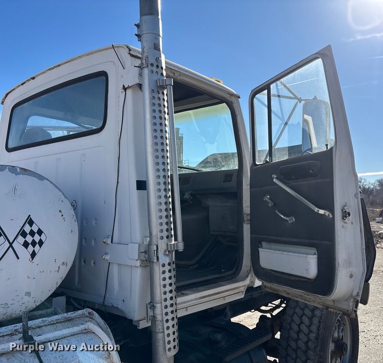 image for item FC1525 1988 Ford LT9000 ready mix truck