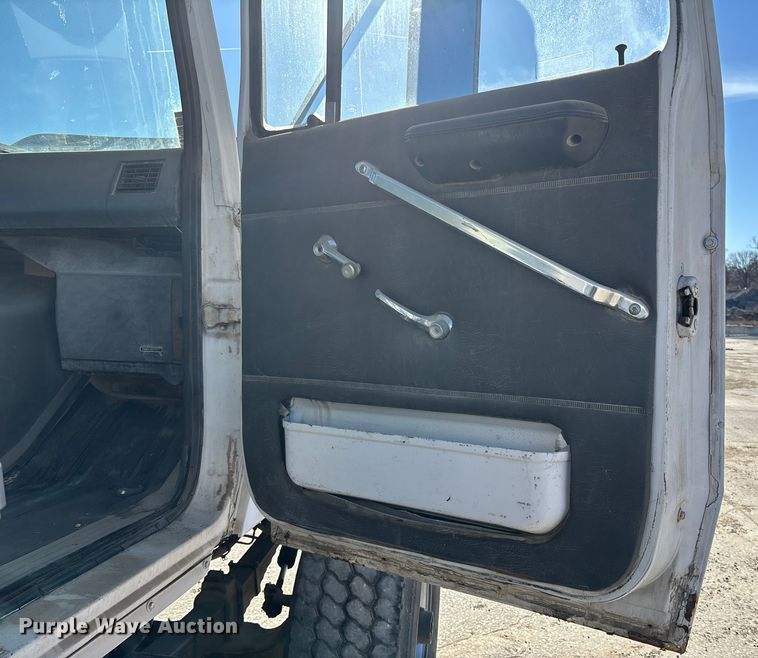 image for item FC1525 1988 Ford LT9000 ready mix truck