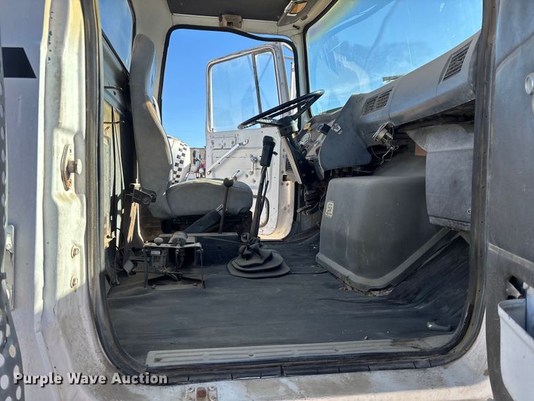 image for item FC1525 1988 Ford LT9000 ready mix truck