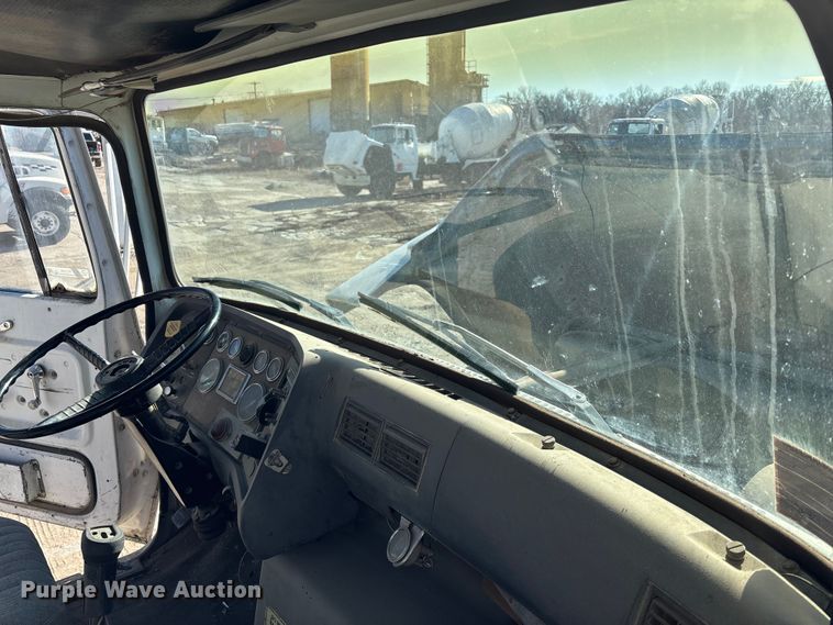 image for item FC1525 1988 Ford LT9000 ready mix truck