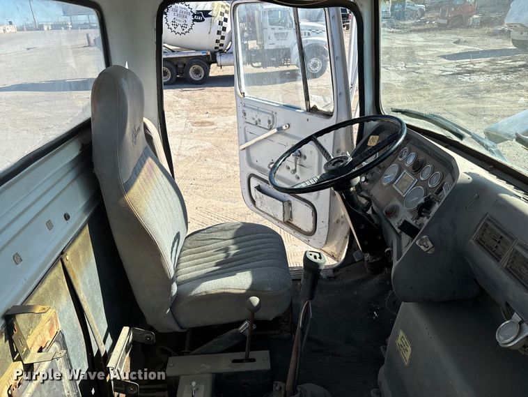image for item FC1525 1988 Ford LT9000 ready mix truck