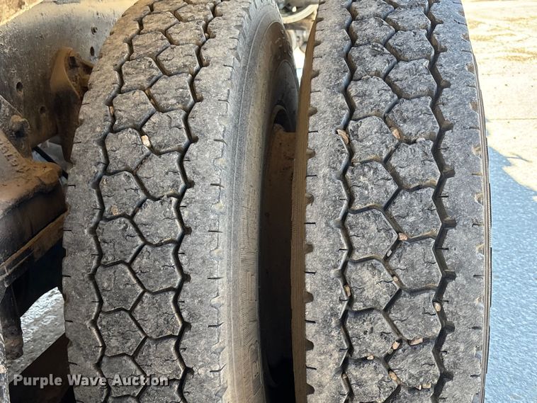 image for item FC1525 1988 Ford LT9000 ready mix truck