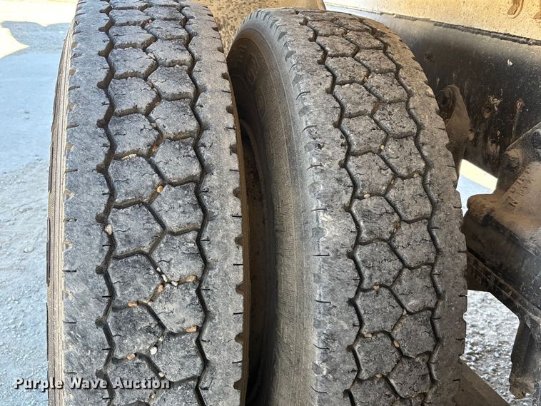 image for item FC1525 1988 Ford LT9000 ready mix truck