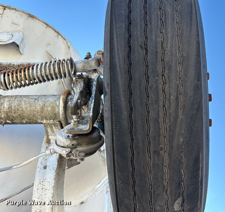 image for item FC1525 1988 Ford LT9000 ready mix truck