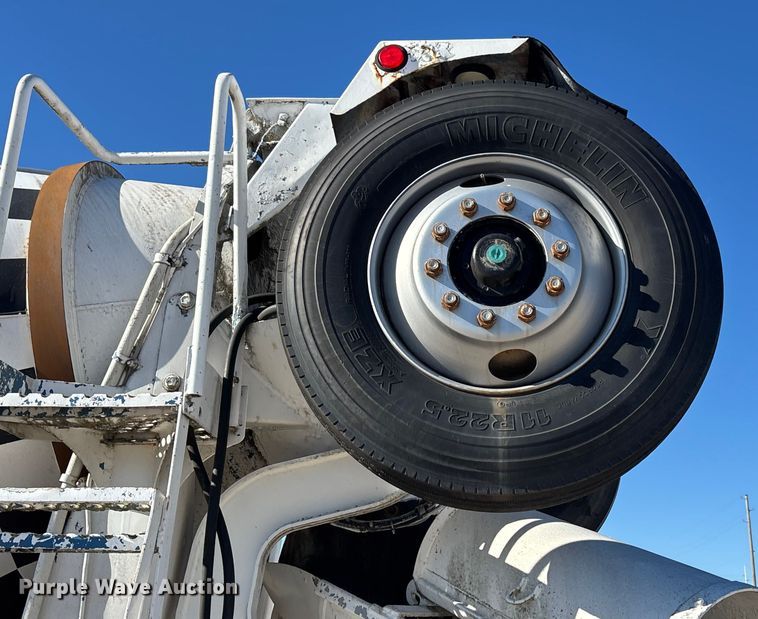 image for item FC1525 1988 Ford LT9000 ready mix truck