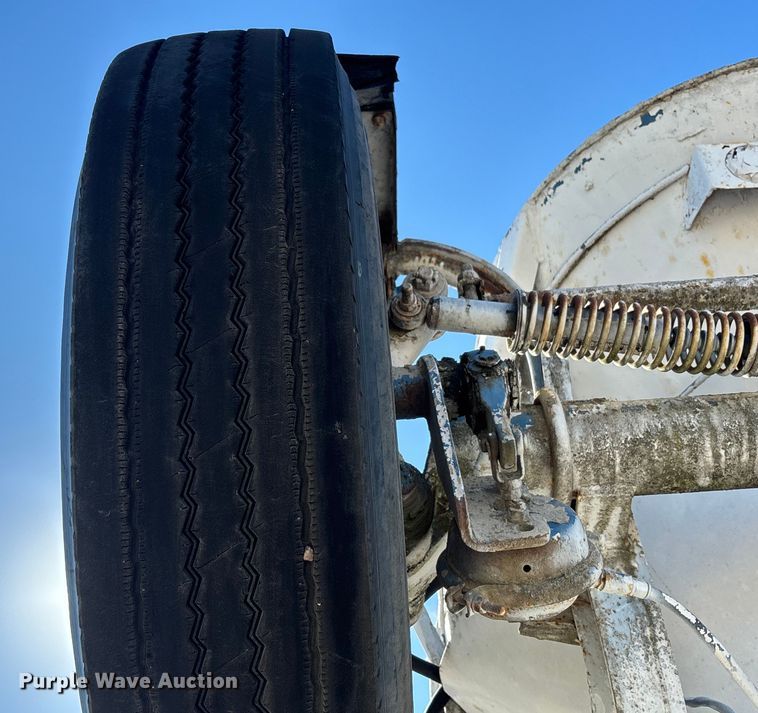 image for item FC1525 1988 Ford LT9000 ready mix truck