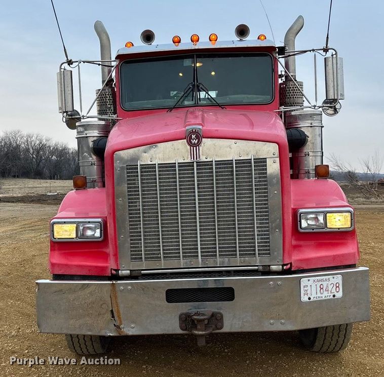 image for item FC1531 2003 Kenworth T800 semi truck