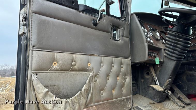 image for item FC1531 2003 Kenworth T800 semi truck