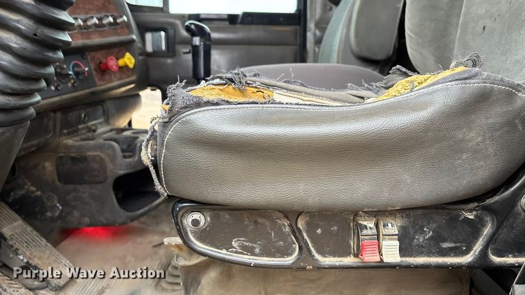 image for item FC1531 2003 Kenworth T800 semi truck