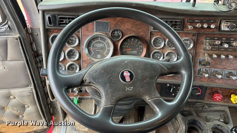image for item FC1531 2003 Kenworth T800 semi truck