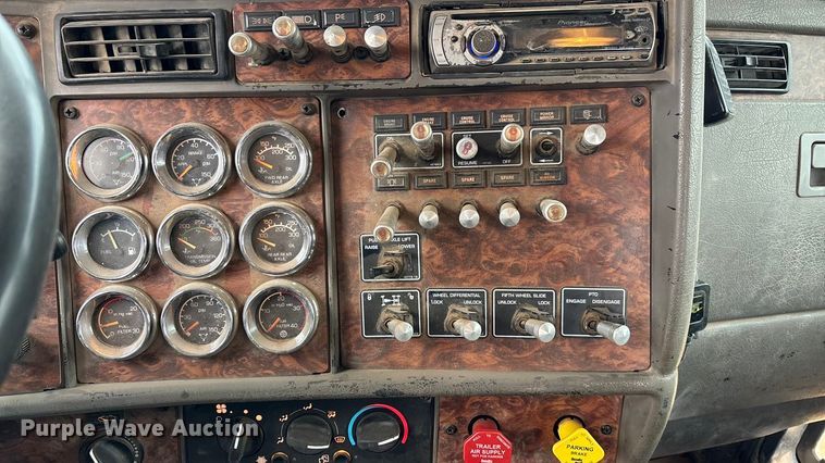 image for item FC1531 2003 Kenworth T800 semi truck