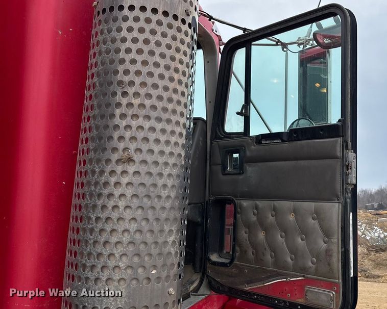 image for item FC1531 2003 Kenworth T800 semi truck