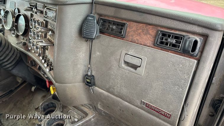 image for item FC1531 2003 Kenworth T800 semi truck