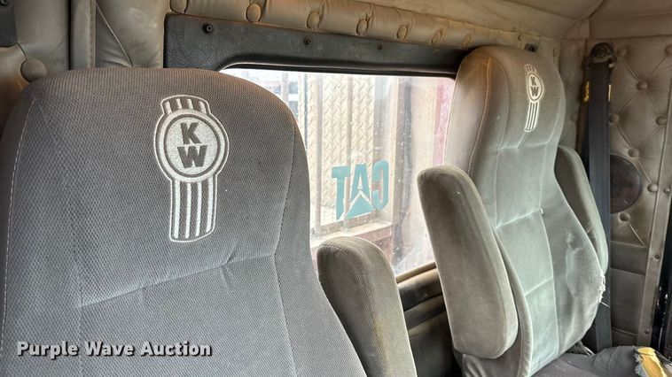 image for item FC1531 2003 Kenworth T800 semi truck