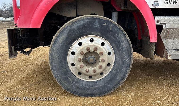 image for item FC1531 2003 Kenworth T800 semi truck