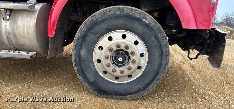 image for item FC1531 2003 Kenworth T800 semi truck