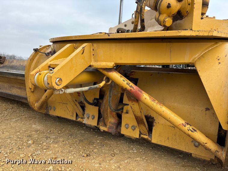 image for item FC1532 2001 Caterpillar 143H motor grader