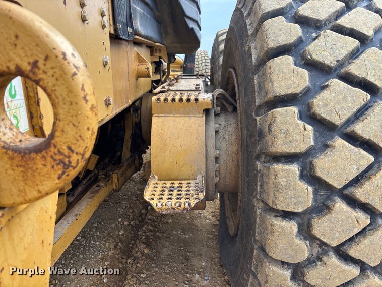 image for item FC1532 2001 Caterpillar 143H motor grader