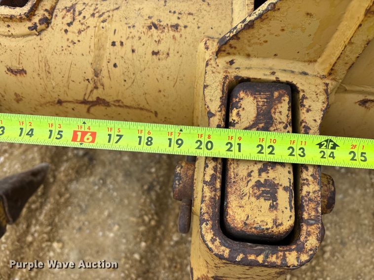 image for item FC1532 2001 Caterpillar 143H motor grader