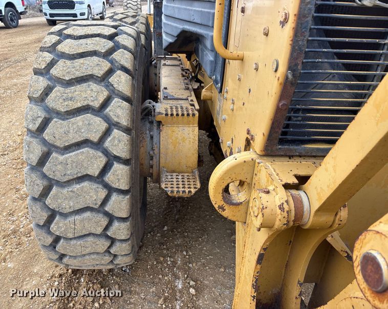 image for item FC1532 2001 Caterpillar 143H motor grader