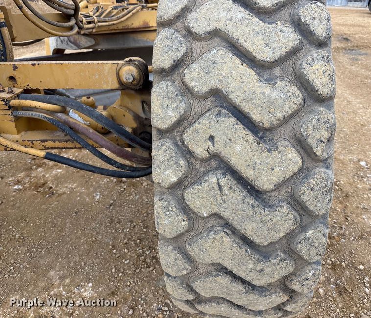 image for item FC1532 2001 Caterpillar 143H motor grader