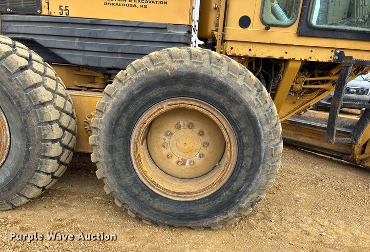 image for item FC1532 2001 Caterpillar 143H motor grader