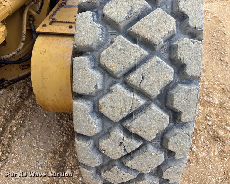 image for item FC1532 2001 Caterpillar 143H motor grader