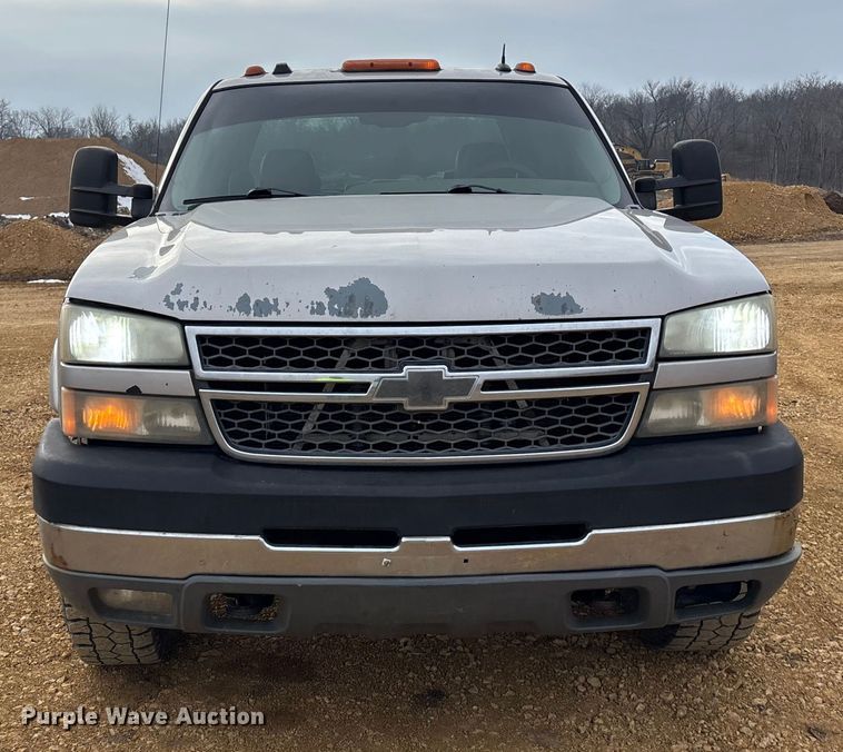 image for item FC1533 2005 Chevrolet Silverado 2500HD Crew Cab pickup truck