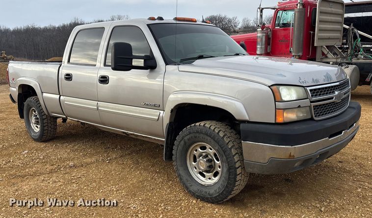 image for item FC1533 2005 Chevrolet Silverado 2500HD Crew Cab pickup truck