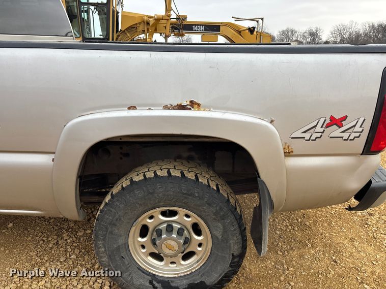 image for item FC1533 2005 Chevrolet Silverado 2500HD Crew Cab pickup truck