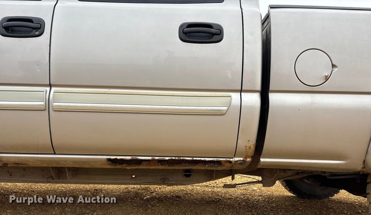 image for item FC1533 2005 Chevrolet Silverado 2500HD Crew Cab pickup truck